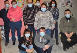 Les créateurs de bonheurs réunit devant l'affiche du festival